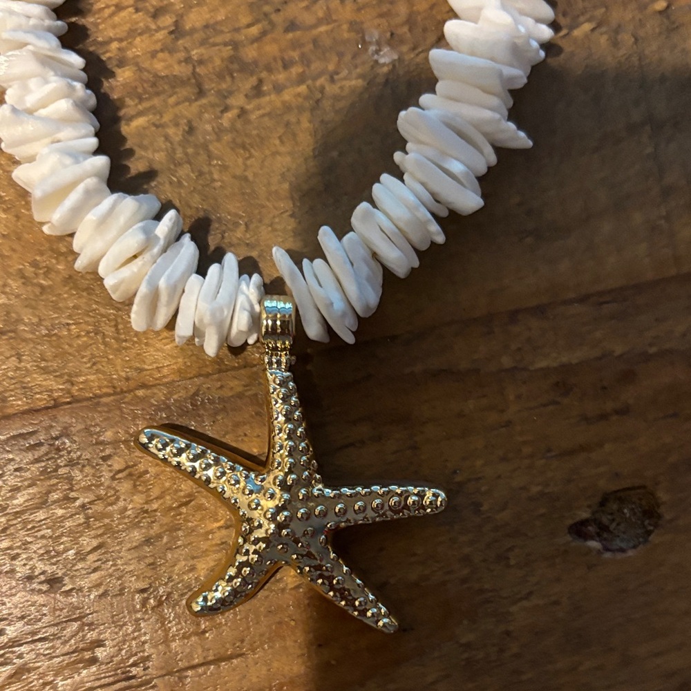 Source Unknown White Necklace with Gold Starfish Charm - Picture 2 of 2